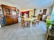 À 20 kms de ROANNE - MAISON DE PLAIN-PIED de 126 m2 habitable sur 882 m2 de TERRAIN clos et arboré - 3 CHAMBRES - GARAGE