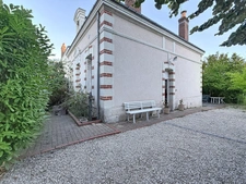SAINT-CYR-SUR-LOIRE – COTTAGE PARK – MAISON BOURGEOISE 1900, STUDIO INDÉPENDANT, 3 GARAGES ET PLUS DE 1 000 M² DE TERRAIN