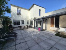 VOUVRAY – LE CHARME D’UNE MAISON DE VILLE RÉNOVÉE, AU CALME ET À L’ABRI DES REGARDS