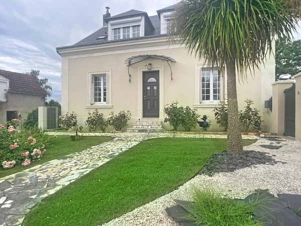 SAINT-ROCH – LE CHARME DES BELLES PIERRES DANS UN ÉCRIN DE VERDURE, maison de plus de 190 m2 habitables, 5 chambres