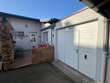MAISON DE VILLE au calme avec terrasse privative, cour fermée et garage