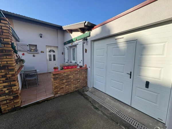 MAISON DE VILLE au calme avec terrasse privative, cour fermée et garage