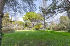 Maison à vendre 5 pièces AIX EN PROVENCE (13) de 150m2, terrain de 1630m2 piscineable. Garage + espace stationnement. Résidence arborée et sécurisée.