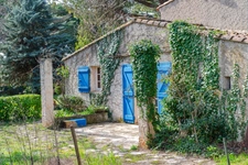 Maison à vendre 5 pièces AIX EN PROVENCE (13) de 150m², terrain de 1630m² piscineable. Garage + espace stationnement. Résidence arborée et sécurisée.