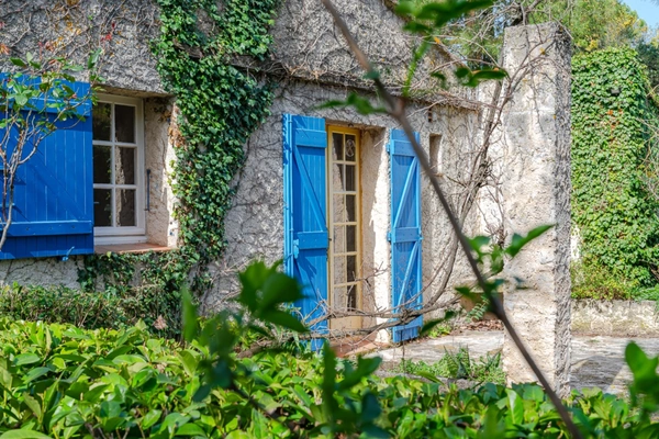 Maison à vendre 5 pièces AIX EN PROVENCE (13) de 150m², terrain de 1630m² piscineable. Garage + espace stationnement. Résidence arborée et sécurisée.