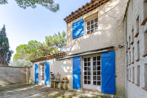 Maison à vendre 5 pièces AIX EN PROVENCE (13) de 150m2, terrain de 1630m2 piscineable. Garage + espace stationnement. Résidence arborée et sécurisée.