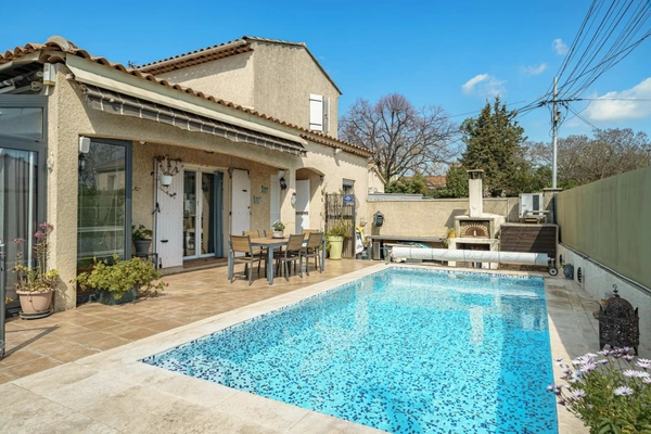 13012 Marseille – Un coin de paradis au cœur de la ville Maison provençale avec piscine et véranda 