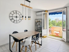 MARSEILLE 10th – Spacious 2-bedroom apartment with balcony, cellar, and potential for a 3-bedroom apartment in a secure residence