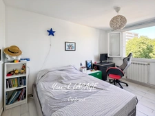 MARSEILLE 10th – Spacious 2-bedroom apartment with balcony, cellar, and potential for a 3-bedroom apartment in a secure residence