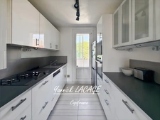 MARSEILLE 10th – Spacious 2-bedroom apartment with balcony, cellar, and potential for a 3-bedroom apartment in a secure residence
