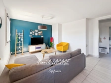 MARSEILLE 10th – Spacious 2-bedroom apartment with balcony, cellar, and potential for a 3-bedroom apartment in a secure residence
