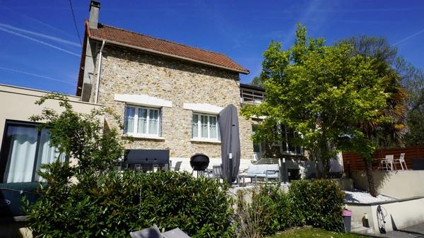 COUP DE CŒUR ASSURÉ pour cette magnifique maison en pierre des années 1930, entièrement rénovée, alliant cachet de l’ancien, volumes exceptionnels et confort moderne, au cœur d’un environnement calme 