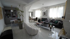 COUP DE CŒUR ASSURÉ pour cette magnifique maison en pierre des années 1930, entièrement rénovée, alliant cachet de l’ancien, volumes exceptionnels et confort moderne, au cœur d’un environnement calme 