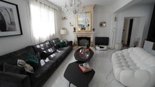 COUP DE CŒUR ASSURÉ pour cette magnifique maison en pierre des années 1930, entièrement rénovée, alliant cachet de l’ancien, volumes exceptionnels et confort moderne, au cœur d’un environnement calme 