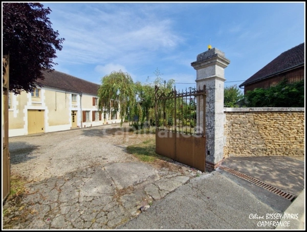 SAINT GEORGES SUR BAULCHE (89) Ensemble immobilier longère de 2 habitations communicantes, 5 chambres, 1 salle de réception, cuisine équipée, salon, 1 salle de bain, 2 salle d'eau
