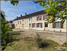SAINT GEORGES SUR BAULCHE (89) Ensemble immobilier longère de 2 habitations communicantes, 5 chambres, 1 salle de réception, cuisine équipée, salon, 1 salle de bain, 2 salle d'eau