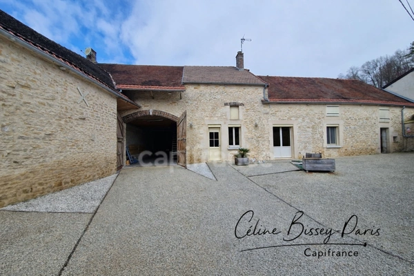 Maison 4 pièces, Plein Pied, 2 chambres, cuisine équipée américaine, dépendances, comble aménageable QUINCEROT (89)