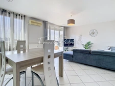 Charming 2-bedroom apartment, 74 m², unobstructed view, with cellar and parking, in Villeurbanne, near Montchat.