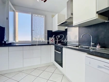 Charming 2-bedroom apartment, 74 m², unobstructed view, with cellar and parking, in Villeurbanne, near Montchat.