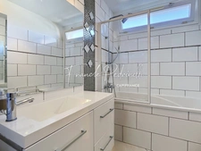 Charming 2-bedroom apartment, 74 m², unobstructed view, with cellar and parking, in Villeurbanne, near Montchat.