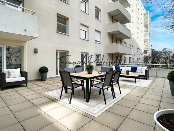 Appartement à vendre 3 pièces 72 m²  VILLEURBANNE (69) CHARPENNES – Place Charles Hernu avec terrasse exceptionnelle de 75 m²