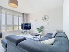 Charming 2-bedroom apartment, 74 m², unobstructed view, with cellar and parking, in Villeurbanne, near Montchat.