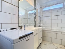 Charming 2-bedroom apartment, 74 m², unobstructed view, with cellar and parking, in Villeurbanne, near Montchat.