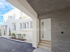 Appartement entièrement rénové avec terrasse et parking