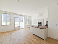 Appartement entièrement rénové avec terrasse et parking