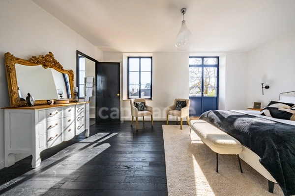Propriété à vendre composée d'une demeure de Maitre et une deuxième maison avec piscine et jardin