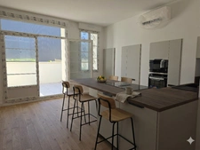 Appartement entièrement rénové avec terrasse et parking