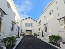 Appartement entièrement rénové avec terrasse et parking