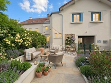 Maison de ville à vendre avec jardin et parking