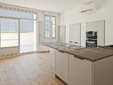 Appartement entièrement rénové avec terrasse et parking