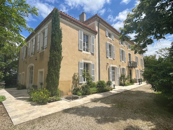 Dpt  (32) : ELEGANT CHATEAU XIX, sans travaux, bases médievales avec douves, piscine, sur 9100m2 jardin clos, 