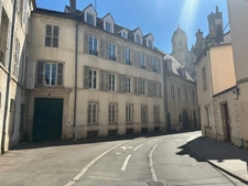 DIJON CENTRE  PLACE SAINT MICHEL UN T3 DE 71.60 M2 AU SOL DANS UN SUPERBE HOTEL PARTICULIER 