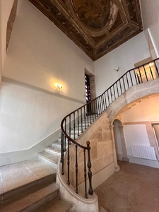 DIJON CENTRE  PLACE SAINT MICHEL T2 DE 41.8M2  DANS UN SUPERBE HOTEL PARTICULIER 