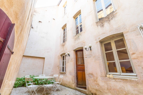 MAISON DE CARACTERE DANS LE CENTRE HISTORIQUE DE BEAUNE