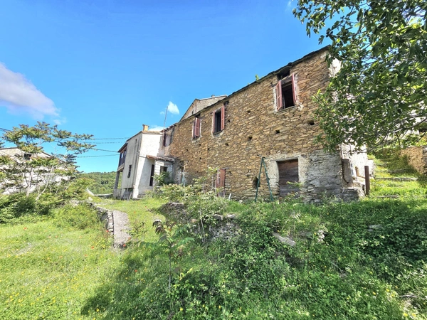 Deux maisons de village en pierre, 150 m2 à rénover avec jardin et caves aménageables à SAN LORENZO, HAUTE CORSE (20)