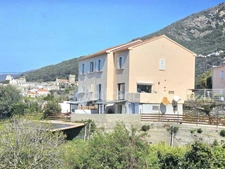 Maison familiale de 226 m2 divisée en 4 habitations indépendantes, vue mer, terrain 2000 m2, garage et terrasses à MORSIGLIA (HAUTE CORSE)