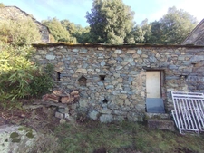 Belle maison en pierre rénovée, 4 chambres dont une chambre indépendante, très calme, jardin, vue montagne à BISINCHI (Haute Corse)
