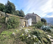 Belle maison en pierre rénovée, 4 chambres dont une chambre indépendante, très calme, jardin, vue montagne à BISINCHI (Haute Corse)