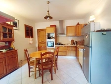 Belle maison en pierre rénovée, 4 chambres dont une chambre indépendante, très calme, jardin, vue montagne à BISINCHI (Haute Corse)