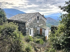Belle maison en pierre rénovée, 4 chambres dont une chambre indépendante, très calme, jardin, vue montagne à BISINCHI (Haute Corse)