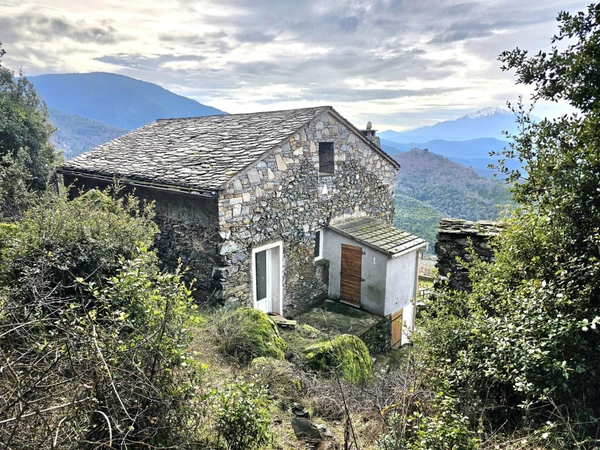 Belle maison en pierre rénovée, 4 chambres dont une chambre indépendante, très calme, jardin, vue montagne à BISINCHI (Haute Corse)