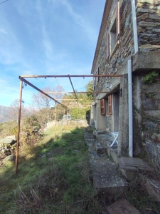 Belle maison en pierre rénovée, 4 chambres dont une chambre indépendante, très calme, jardin, vue montagne à BISINCHI (Haute Corse)