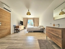 Ensemble immobilier de 368 m2 divisé en 3 habitations, piscine, terrain 1683 m2 à VESCOVATO (Haute Corse)