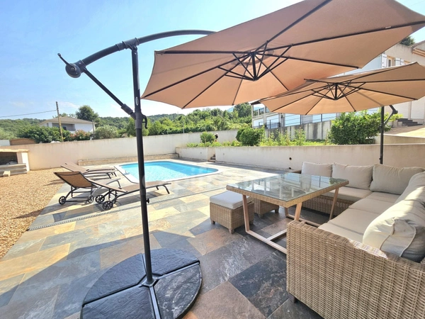 Ensemble immobilier de 368 m2 divisé en 3 habitations, piscine, terrain 1683 m2 à VESCOVATO (Haute Corse)
