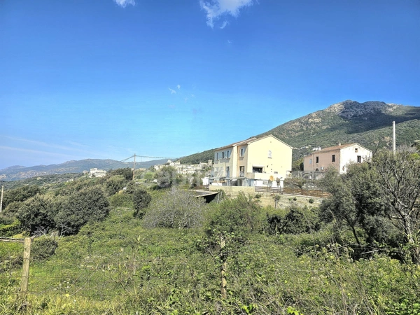 Maison familiale de 226 m2 divisée en 4 habitations indépendantes, vue mer, terrain 2000 m2, garage et terrasses à MORSIGLIA (HAUTE CORSE)