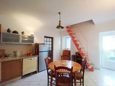 Belle maison en pierre rénovée, 4 chambres dont une chambre indépendante, très calme, jardin, vue montagne à BISINCHI (Haute Corse)